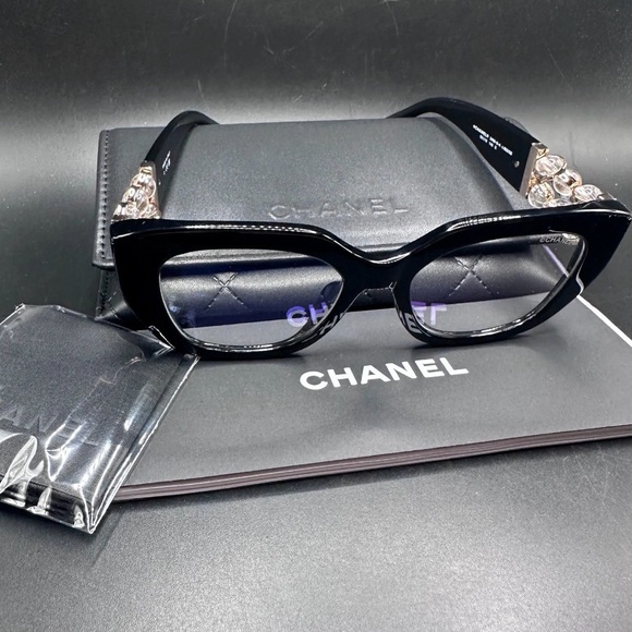 CHANEL Black Cat-Eye Sunglasses with Gold Crystal Link Temples - Picture 6 of 6